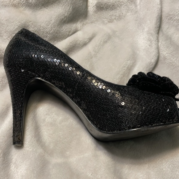 Black sparkly heels, perfect for the holidays! - Picture 6 of 9
